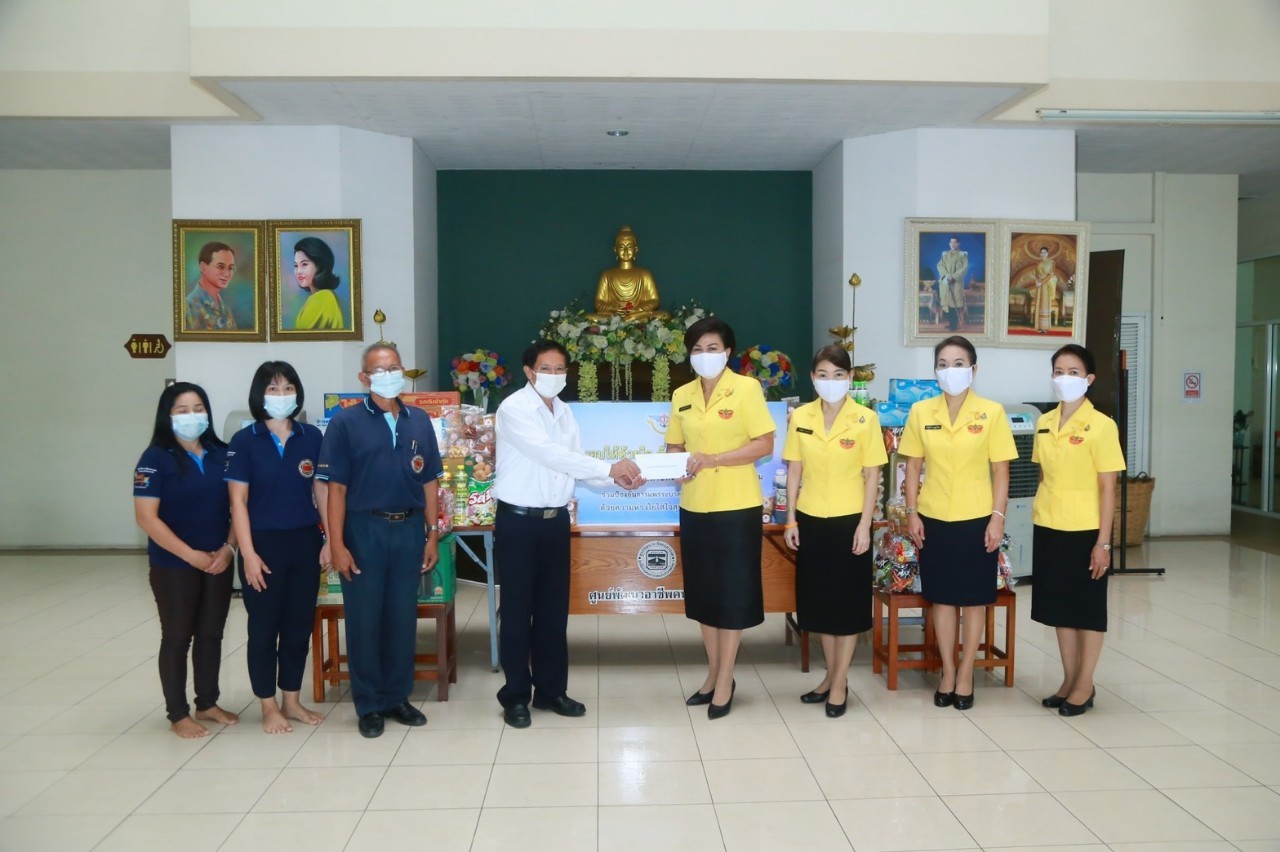 ๐๔๗ นายกสมาคมฯ มอบชุด PPE และสิ่งของใช้ในชีวิตประจำวันเพื่อช่วยเหลือบรรเทาทุกข์จากการแพร่ระบาดของ...