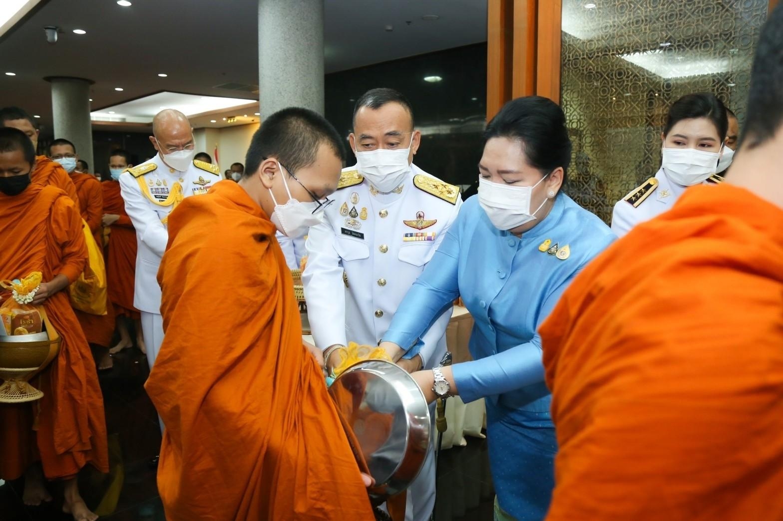 ๐๘๒ ปลัดกระทรวงกลาโหม และนายกสมาคมภริยาฯ พร้อมด้วยหัวหน้าหน่วยขึ้นตรงและภริยา ร่วมพิธีเฉลิมพระเกียรติเนื่องในโอกาสวันเฉลิมพระชนมพรรษา สมเด็จพระนางเจ้าสิริกิติ์ พระบรมราชินีนาถ พระบรมราชชนนีพันปีหลวง ๙๐ พรรษา