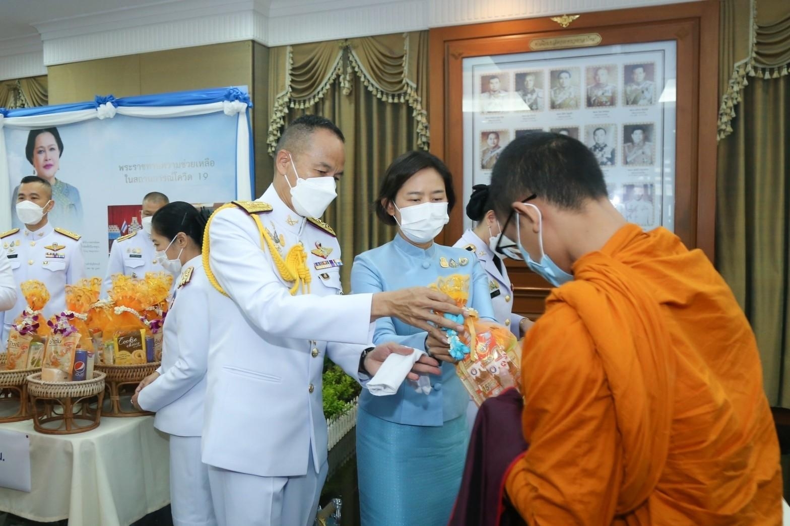 ๐๘๒ ปลัดกระทรวงกลาโหม และนายกสมาคมภริยาฯ พร้อมด้วยหัวหน้าหน่วยขึ้นตรงและภริยา ร่วมพิธีเฉลิมพระเกียรติเนื่องในโอกาสวันเฉลิมพระชนมพรรษา สมเด็จพระนางเจ้าสิริกิติ์ พระบรมราชินีนาถ พระบรมราชชนนีพันปีหลวง ๙๐ พรรษา