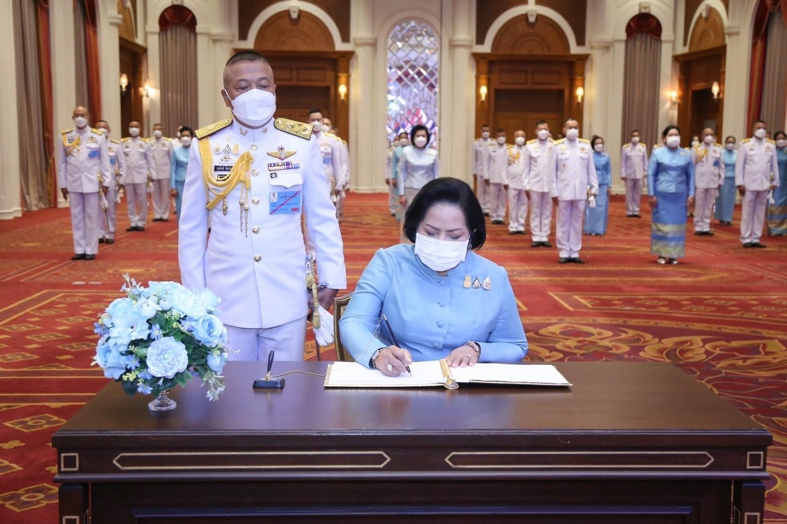 ๐๘๒ ปลัดกระทรวงกลาโหม และนายกสมาคมภริยาฯ พร้อมด้วยหัวหน้าหน่วยขึ้นตรงและภริยา ร่วมพิธีเฉลิมพระเกียรติเนื่องในโอกาสวันเฉลิมพระชนมพรรษา สมเด็จพระนางเจ้าสิริกิติ์ พระบรมราชินีนาถ พระบรมราชชนนีพันปีหลวง ๙๐ พรรษา