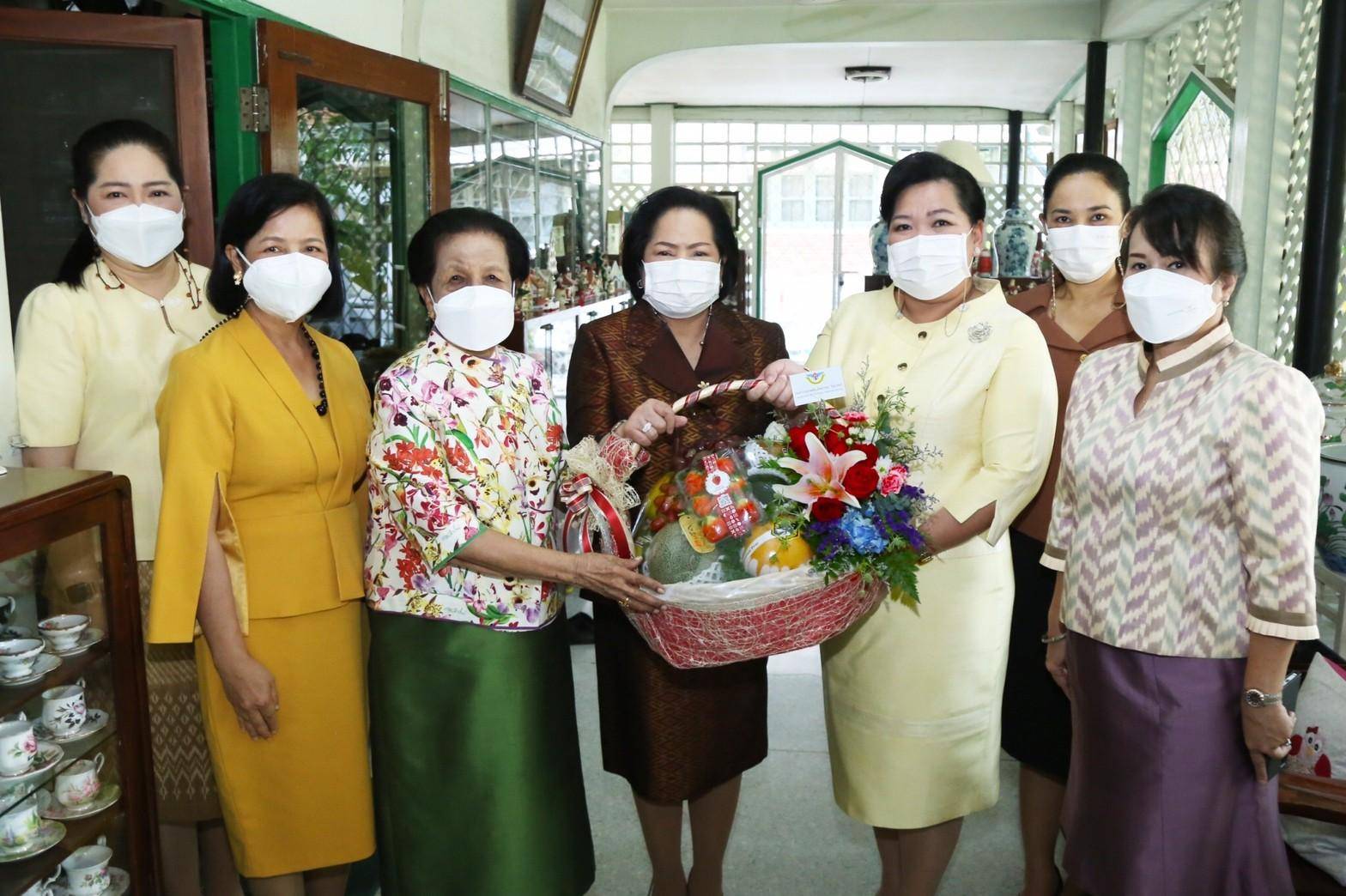 ๐๓๓ นายก สคภ.สป. นำคณะเข้าอำนวยพรและขอรับพรจาก คุณหญิงจวบ จิรโรจน์ ภริยา พลเอกสิทธิ จิรโรจน์ อดีต...