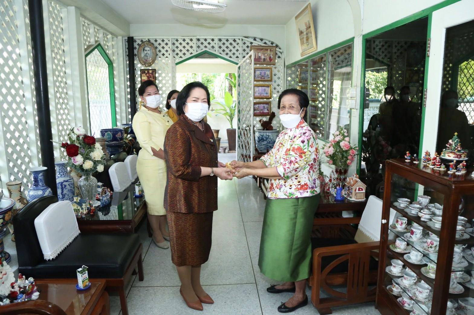 ๐๓๓ นายก สคภ.สป. นำคณะเข้าอำนวยพรและขอรับพรจาก คุณหญิงจวบ จิรโรจน์ ภริยา พลเอกสิทธิ จิรโรจน์ อดีตปลัดกระทรวงกลาโหม เนื่องในโอกาสวันขึ้นปีใหม่ พุทธศักราช ๒๕๖๕