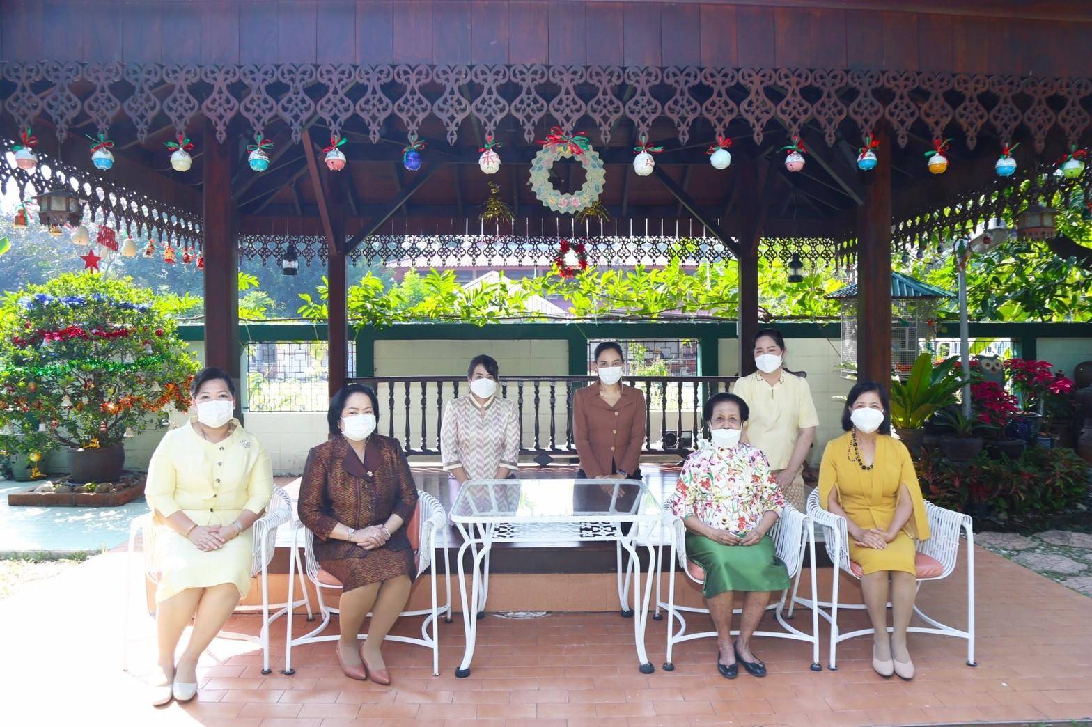 ๐๓๓ นายก สคภ.สป. นำคณะเข้าอำนวยพรและขอรับพรจาก คุณหญิงจวบ จิรโรจน์ ภริยา พลเอกสิทธิ จิรโรจน์ อดีตปลัดกระทรวงกลาโหม เนื่องในโอกาสวันขึ้นปีใหม่ พุทธศักราช ๒๕๖๕