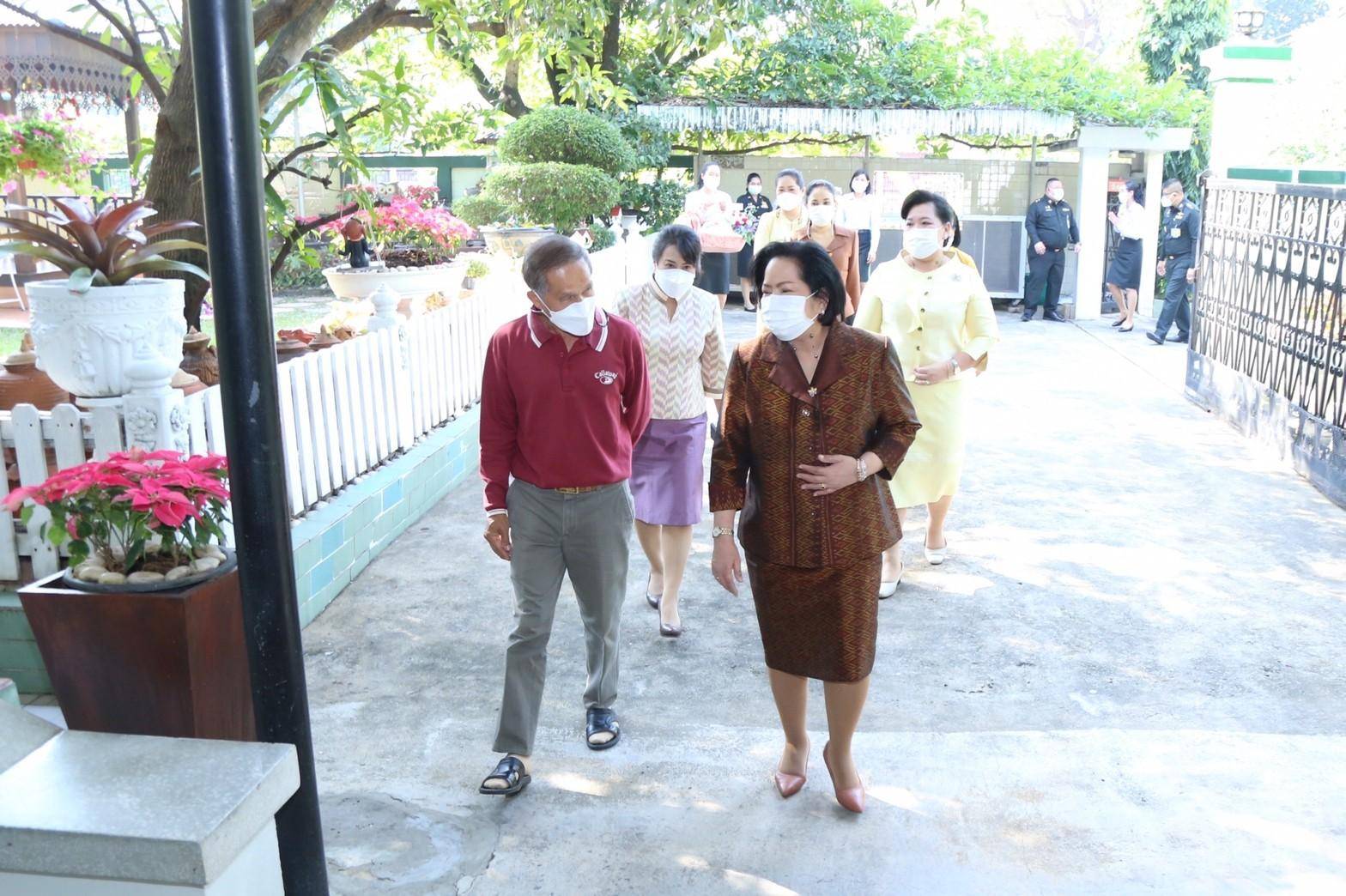 ๐๓๓ นายก สคภ.สป. นำคณะเข้าอำนวยพรและขอรับพรจาก คุณหญิงจวบ จิรโรจน์ ภริยา พลเอกสิทธิ จิรโรจน์ อดีตปลัดกระทรวงกลาโหม เนื่องในโอกาสวันขึ้นปีใหม่ พุทธศักราช ๒๕๖๕