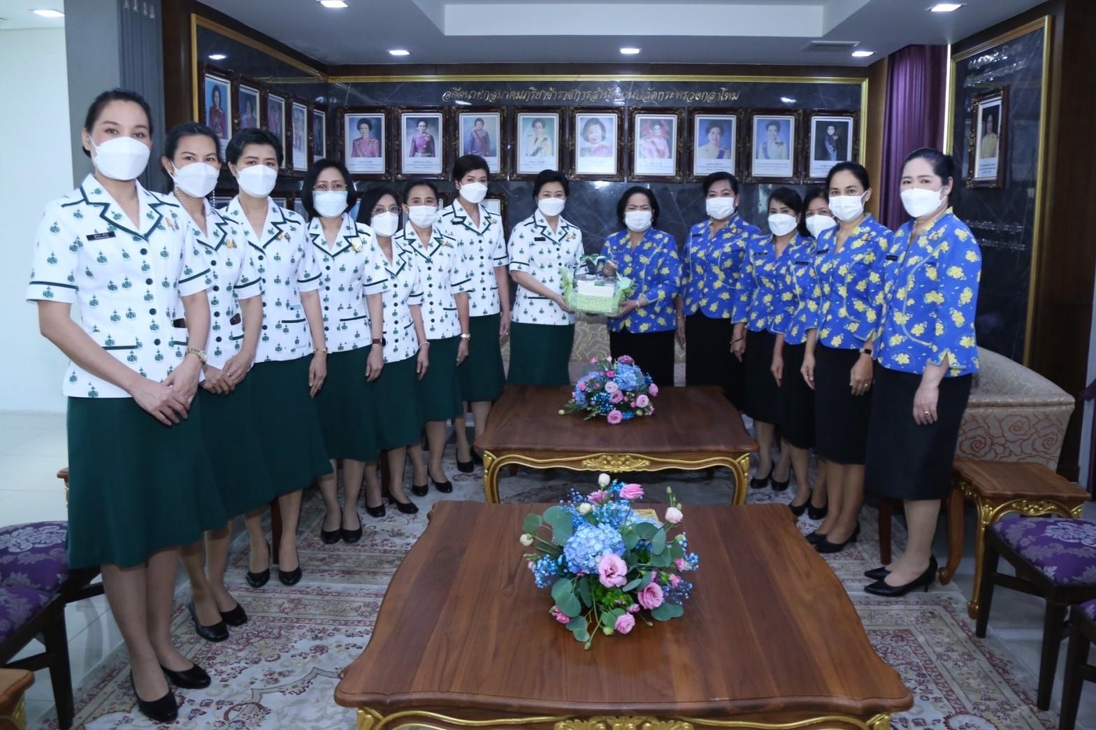 ๐๓๙ นายก สคภ.สป. พร้อมด้วยคณะกรรมการสมาคมฯ ให้การต้อนรับคณะแม่บ้าน อผศ. เข้าอวยพรเนื่องในโอกาสวันขึ้นปีใหม่ พุทธศักราช ๒๕๖๕