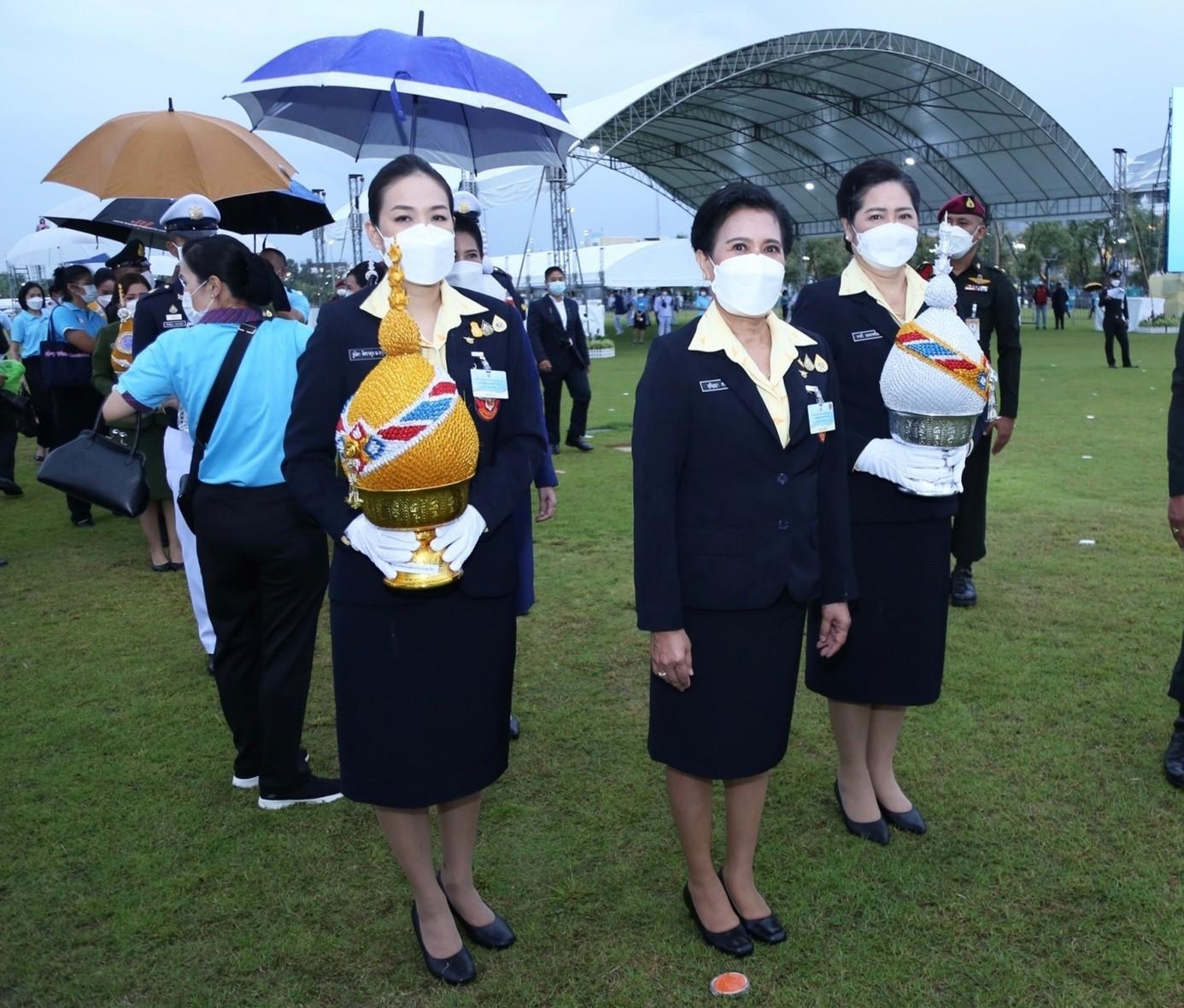 ๐๘๔ พิธีถวายเครื่องราชสักการะและวางพานพุ่ม และพิธีจุดเทียนถวายพระพรชัยมงคล เนื่องในโอกาสวันเฉลิมพระชนมพรรษา สมเด็จพระนางเจ้าสิริกิติ์ พระบรมราชินีนาถ พระบรมราชชนนีพันปีหลวง ๙๐ พรรษา