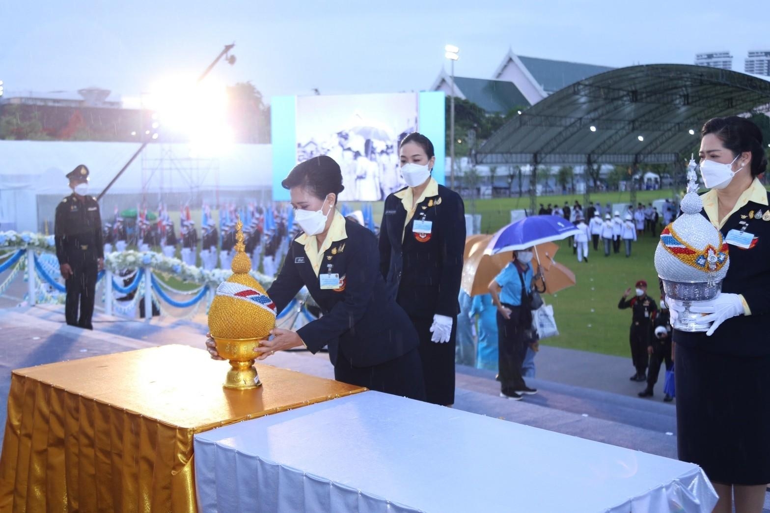 ๐๘๔ พิธีถวายเครื่องราชสักการะและวางพานพุ่ม และพิธีจุดเทียนถวายพระพรชัยมงคล เนื่องในโอกาสวันเฉลิมพระชนมพรรษา สมเด็จพระนางเจ้าสิริกิติ์ พระบรมราชินีนาถ พระบรมราชชนนีพันปีหลวง ๙๐ พรรษา