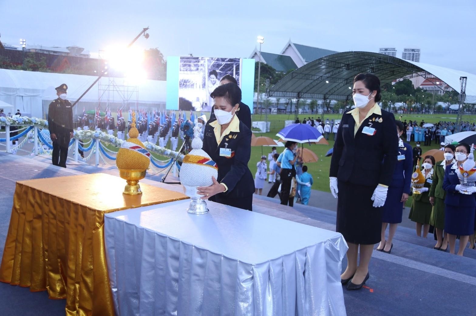 ๐๘๔ พิธีถวายเครื่องราชสักการะและวางพานพุ่ม และพิธีจุดเทียนถวายพระพรชัยมงคล เนื่องในโอกาสวันเฉลิมพระชนมพรรษา สมเด็จพระนางเจ้าสิริกิติ์ พระบรมราชินีนาถ พระบรมราชชนนีพันปีหลวง ๙๐ พรรษา