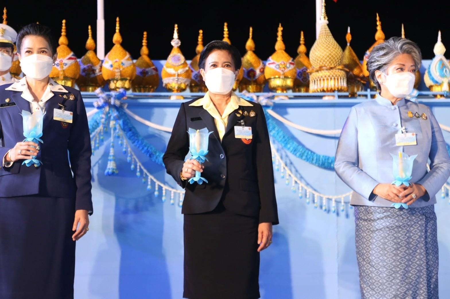 ๐๘๔ พิธีถวายเครื่องราชสักการะและวางพานพุ่ม และพิธีจุดเทียนถวายพระพรชัยมงคล เนื่องในโอกาสวันเฉลิมพระชนมพรรษา สมเด็จพระนางเจ้าสิริกิติ์ พระบรมราชินีนาถ พระบรมราชชนนีพันปีหลวง ๙๐ พรรษา