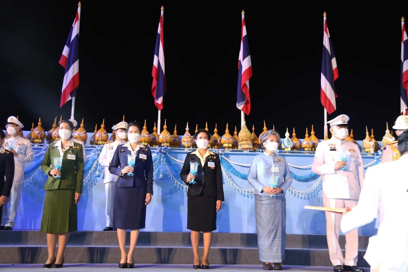 ๐๘๔ พิธีถวายเครื่องราชสักการะและวางพานพุ่ม และพิธีจุดเทียนถวายพระพรชัยมงคล เนื่องในโอกาสวันเฉลิมพระชนมพรรษา สมเด็จพระนางเจ้าสิริกิติ์ พระบรมราชินีนาถ พระบรมราชชนนีพันปีหลวง ๙๐ พรรษา