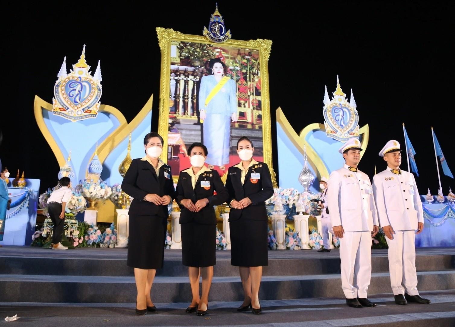 ๐๘๔ พิธีถวายเครื่องราชสักการะและวางพานพุ่ม และพิธีจุดเทียนถวายพระพรชัยมงคล เนื่องในโอกาสวันเฉลิมพระชนมพรรษา สมเด็จพระนางเจ้าสิริกิติ์ พระบรมราชินีนาถ พระบรมราชชนนีพันปีหลวง ๙๐ พรรษา