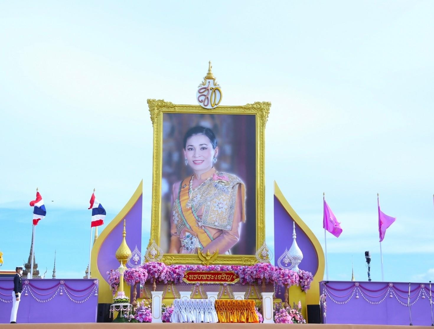 ๐๖๘ พิธีถวายเครื่องราชสักการะและวางพานพุ่ม และพิธีจุดเทียนถวายพระพรชัยมงคล เนื่องในโอกาสวันเฉลิม...