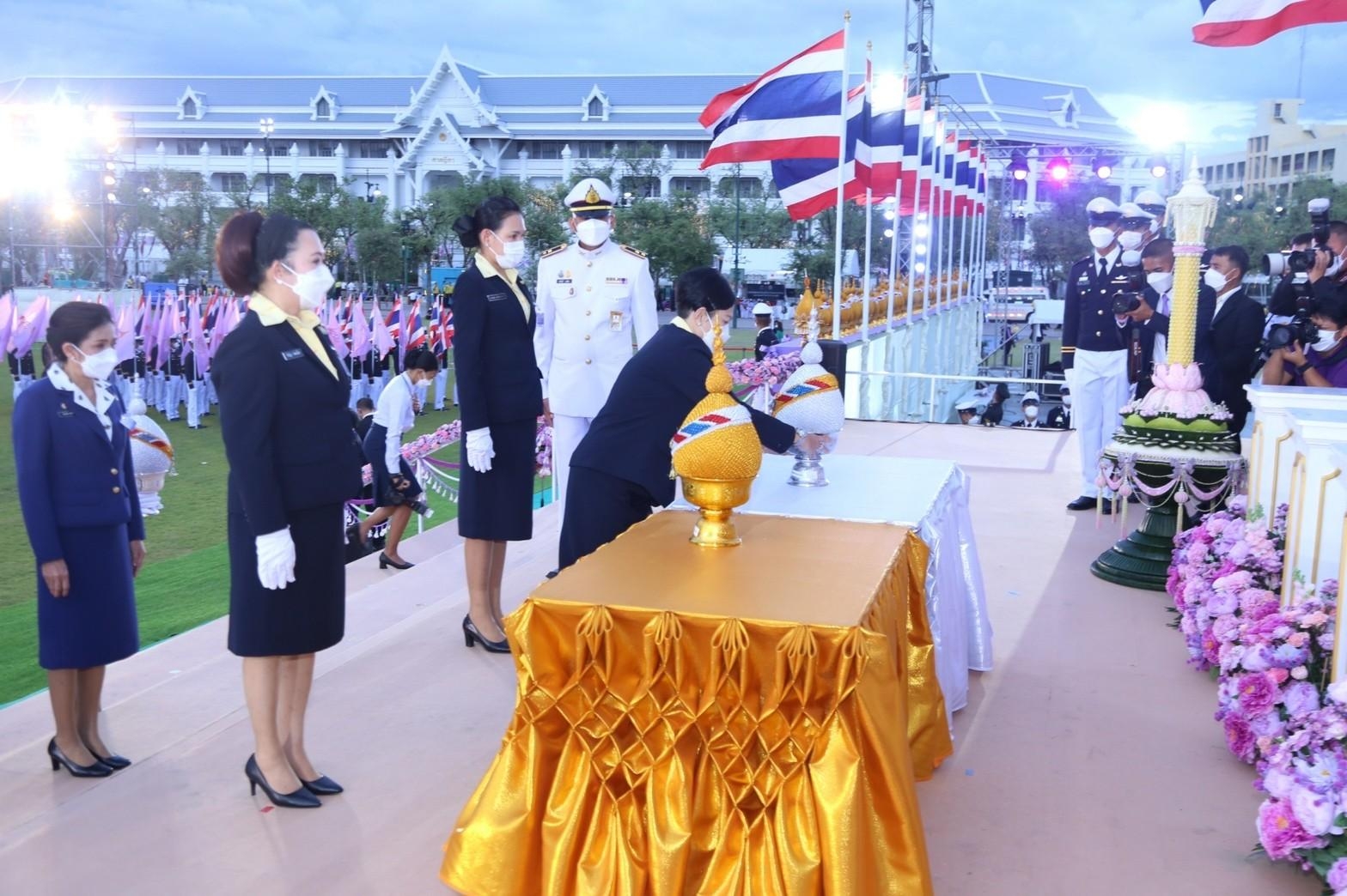 ๐๖๘ พิธีถวายเครื่องราชสักการะและวางพานพุ่ม และพิธีจุดเทียนถวายพระพรชัยมงคล เนื่องในโอกาสวันเฉลิมพระชนมพรรษาสมเด็จพระนางเจ้าฯ พระบรมราชินี