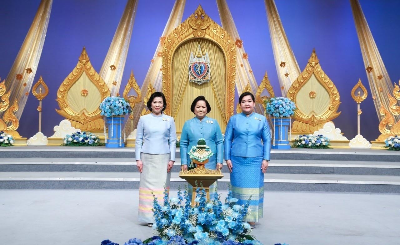 ๐๘๐ ปลัดกระทรวงกลาโหม พร้อมด้วยนายก สคภ.สป. นำคณะนายทหารชั้นผู้ใหญ่พร้อมภริยา บันทึกเทปโทรทัศน์อาเศียรวาทถวายพระพรชัยมงคล เนื่องในโอกาสวันเฉลิมพระชนมพรรษา สมเด็จพระนางเจ้าสิริกิติ์ พระบรมราชินีนาถ พระบรมราชชนนีพันปีหลวง ๙๐ พรรษา