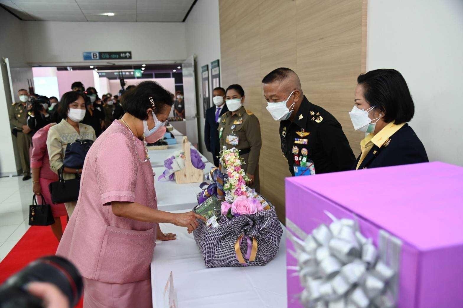 ๐๓๐ นายก สคภ.สป. เข้าเฝ้ารับเสด็จฯ สมเด็จพระกนิษฐาธิราชเจ้า กรมสมเด็จพระเทพรัตนราชสุดา ฯ สยามบรมราชกุมารี ทรงเปิดงานกาชาดออนไลน์ประจำปี ๒๕๖๔