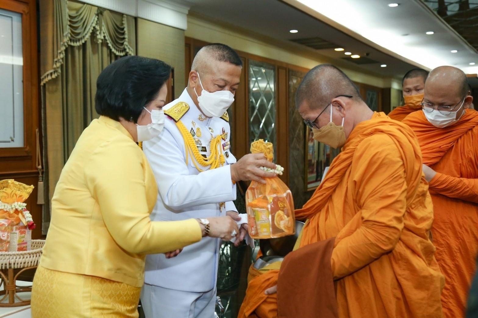 ๐๗๖ ปลัดกระทรวงกลาโหม และนายกสมาคมภริยาฯ พร้อมด้วยหัวหน้าหน่วยขึ้นตรงและภริยา ร่วมพิธีเฉลิมพระเกียรติเนื่องในโอกาสวันเฉลิมพระชนมพรรษาพระบาทสมเด็จพระเจ้าอยู่หัว ๗๐ พรรษา