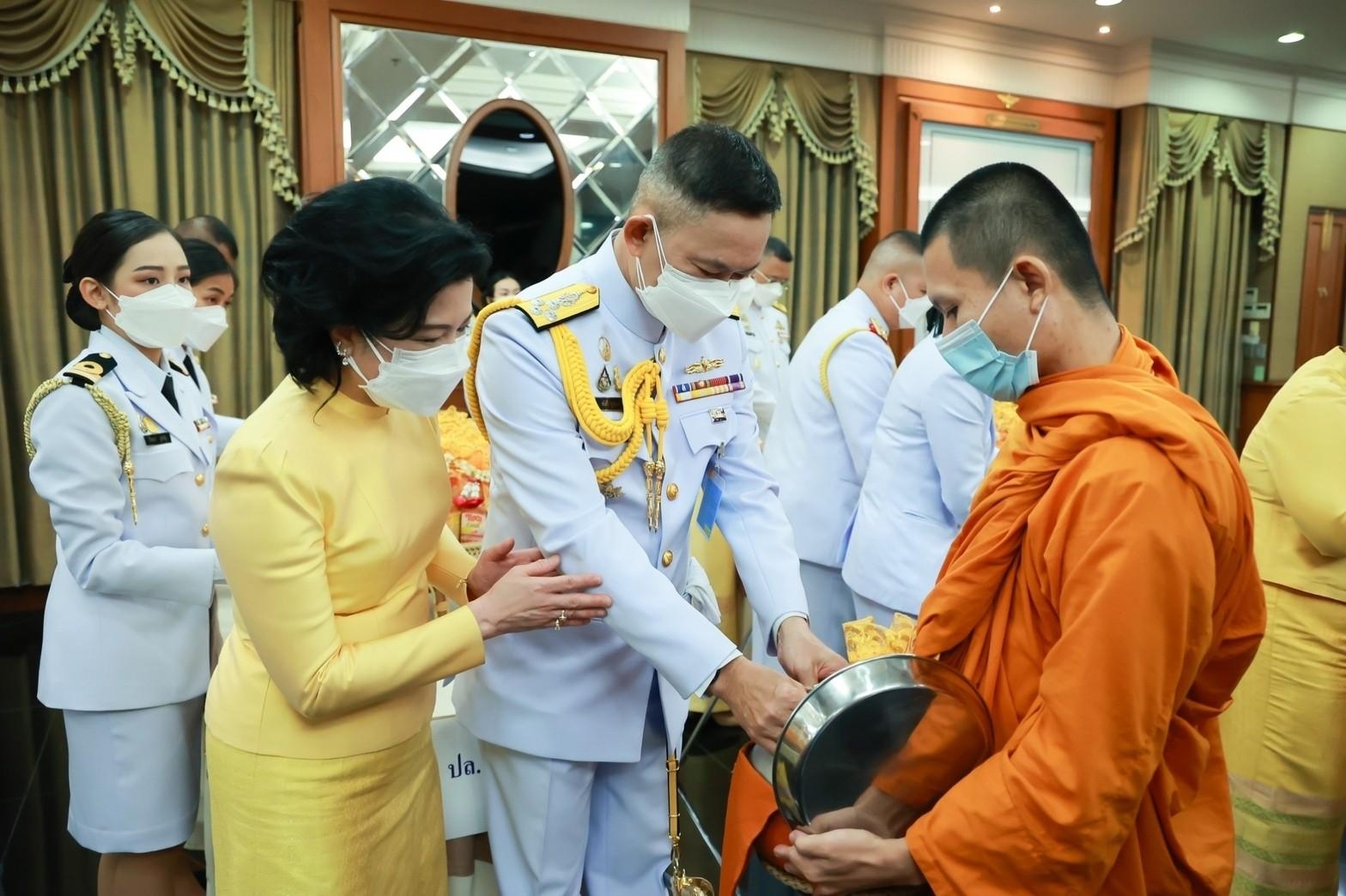 ๐๗๖ ปลัดกระทรวงกลาโหม และนายกสมาคมภริยาฯ พร้อมด้วยหัวหน้าหน่วยขึ้นตรงและภริยา ร่วมพิธีเฉลิมพระเกียรติเนื่องในโอกาสวันเฉลิมพระชนมพรรษาพระบาทสมเด็จพระเจ้าอยู่หัว ๗๐ พรรษา