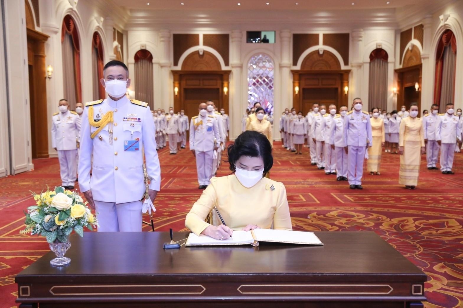 ๐๗๖ ปลัดกระทรวงกลาโหม และนายกสมาคมภริยาฯ พร้อมด้วยหัวหน้าหน่วยขึ้นตรงและภริยา ร่วมพิธีเฉลิมพระเกียรติเนื่องในโอกาสวันเฉลิมพระชนมพรรษาพระบาทสมเด็จพระเจ้าอยู่หัว ๗๐ พรรษา