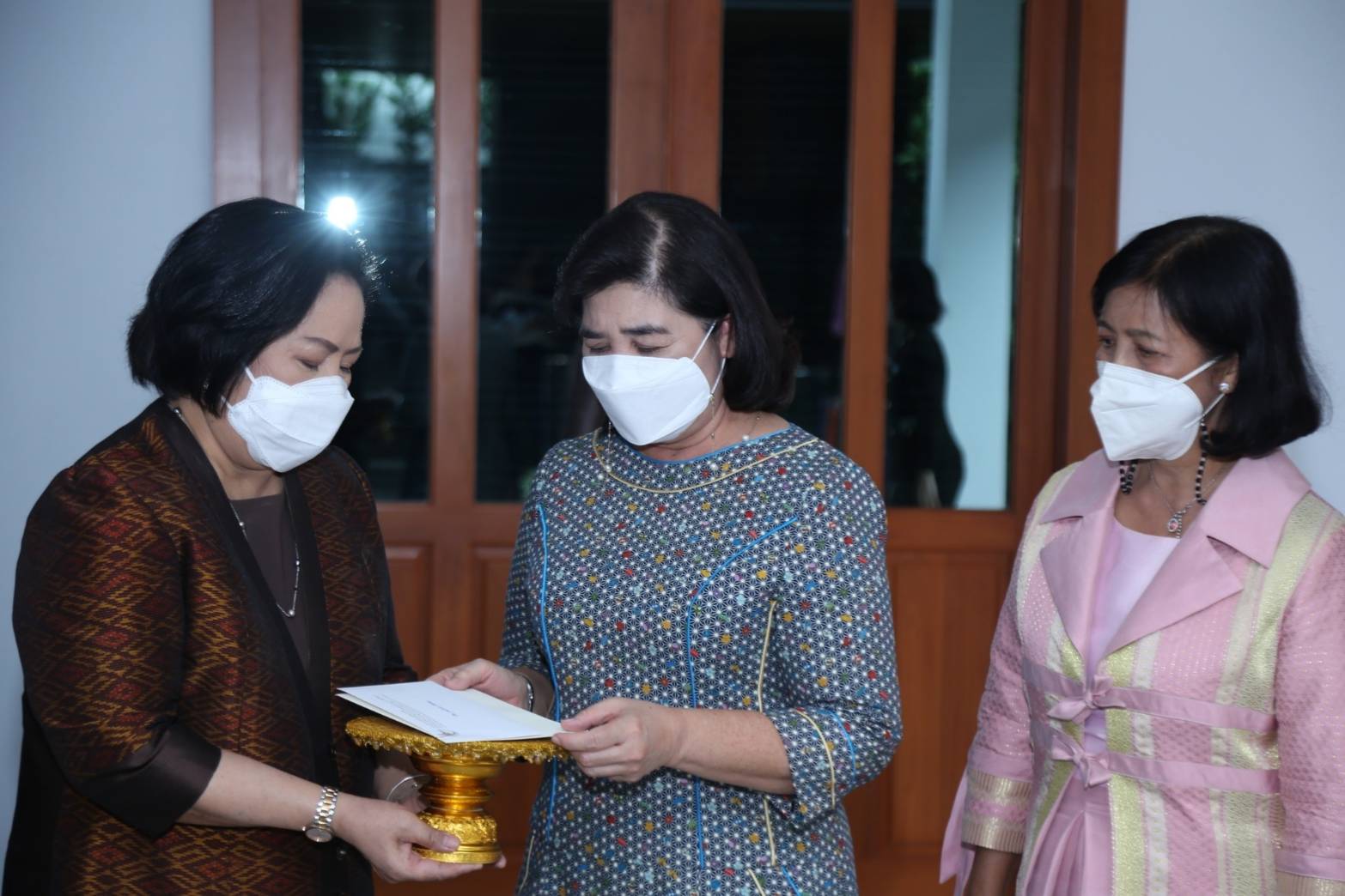 ๐๑๖ นายก สคภ.สป. นำคณะเข้าเยี่ยมคารวะ คุณวิภาพร ช้างมงคล
