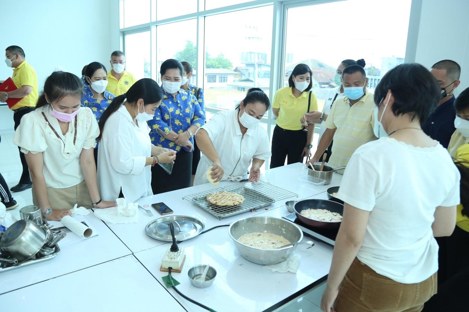 ๐๗๔ อุปนายก สคภ.สป. พร้อมด้วยคณะกรรมการสมาคมฯ ร่วมพิธีมอบประกาศนียบัตรให้ผู้เข้ารับการอบรมหลักสูตรการทำอาหารญี่ปุ่นเพื่อประกอบเป็นอาชีพเสริม