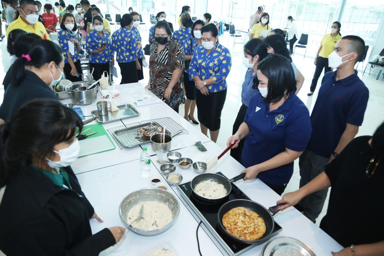 ๐๗๔ อุปนายก สคภ.สป. พร้อมด้วยคณะกรรมการสมาคมฯ ร่วมพิธีมอบประกาศนียบัตรให้ผู้เข้ารับการอบรมหลักสูตรการทำอาหารญี่ปุ่นเพื่อประกอบเป็นอาชีพเสริม