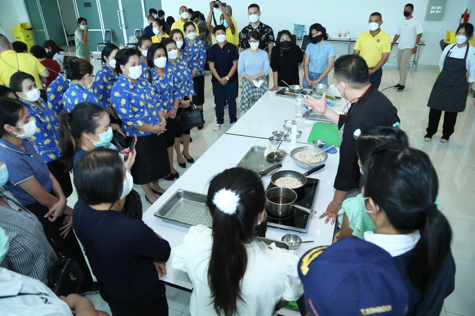 ๐๗๔ อุปนายก สคภ.สป. พร้อมด้วยคณะกรรมการสมาคมฯ ร่วมพิธีมอบประกาศนียบัตรให้ผู้เข้ารับการอบรมหลักสูตรการทำอาหารญี่ปุ่นเพื่อประกอบเป็นอาชีพเสริม