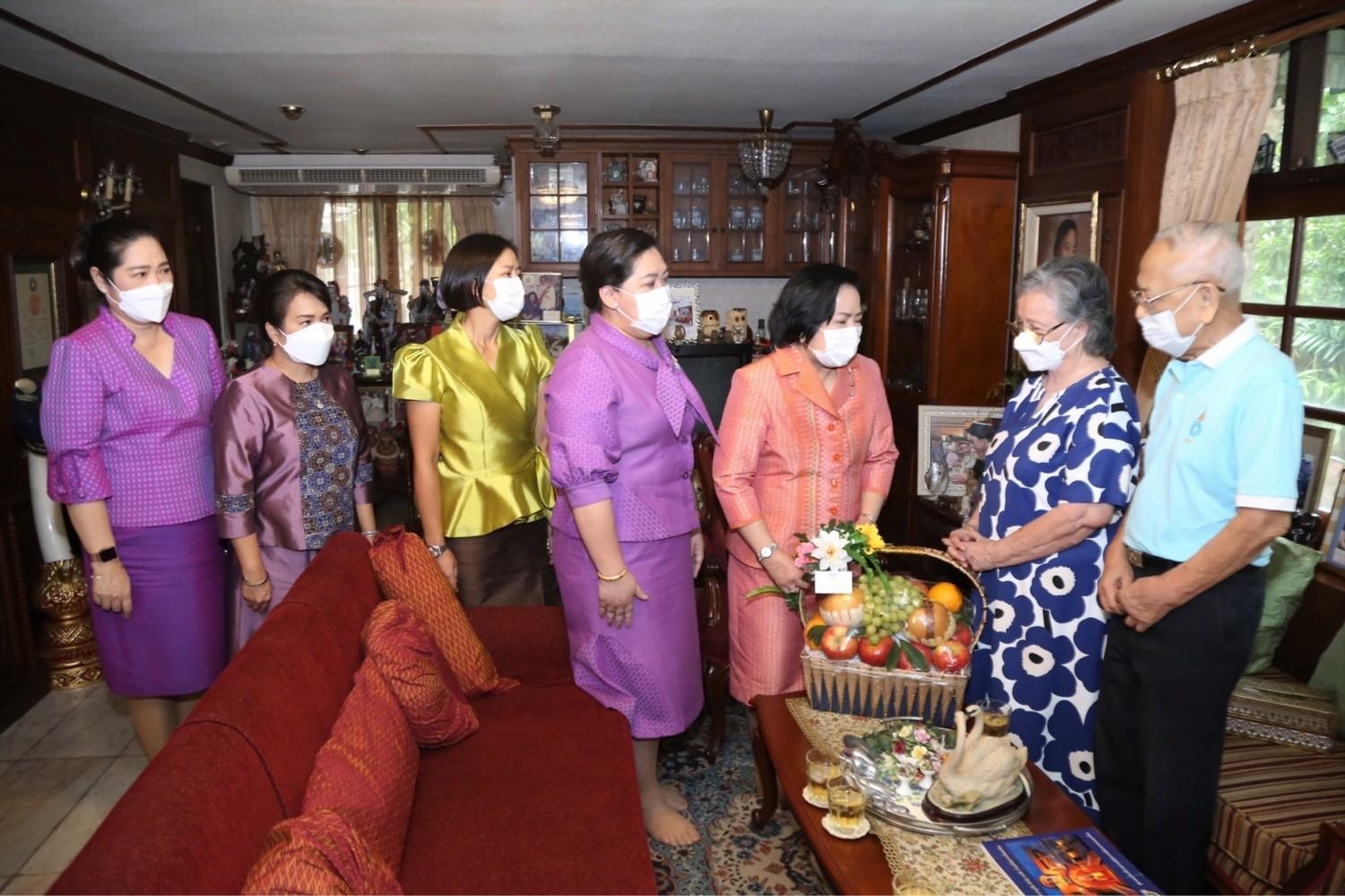 ๐๑๑ นายก สคภ.สป. นำคณะเข้าเยี่ยมคารวะคุณหญิงสรัสนันท์ เรืองตระกูล
