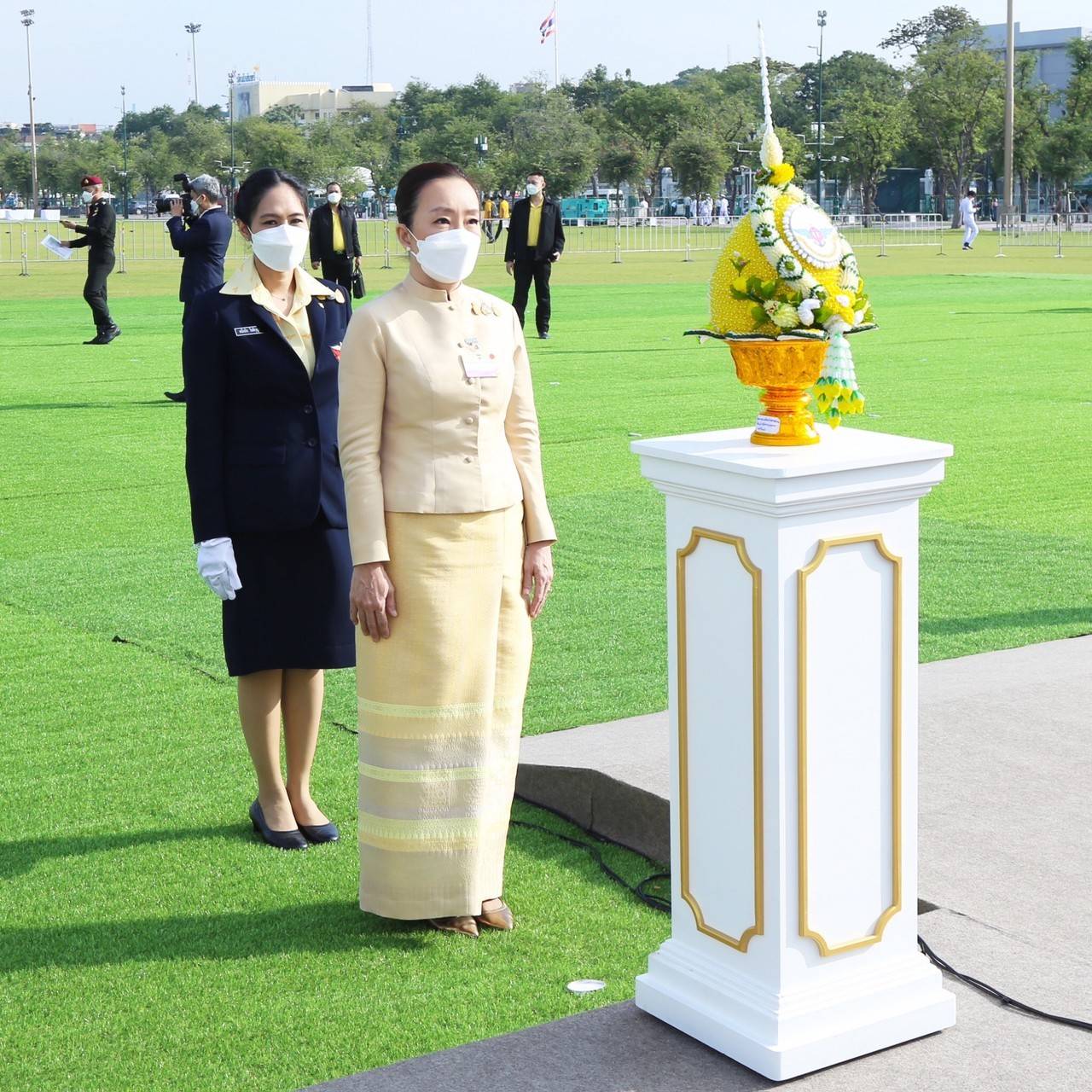 ๐๒๙ นายก สคภ.สป. ร่วมพิธีถวายบังคมและพิธีวางพานพุ่ม เนื่องในวันคล้ายวันพระราชสมภพ พระบาทสมเด็จพระบรมชนกาธิเบศร มหาภูมิพลอดุลยเดชมหาราช บรมนาถบพิตร