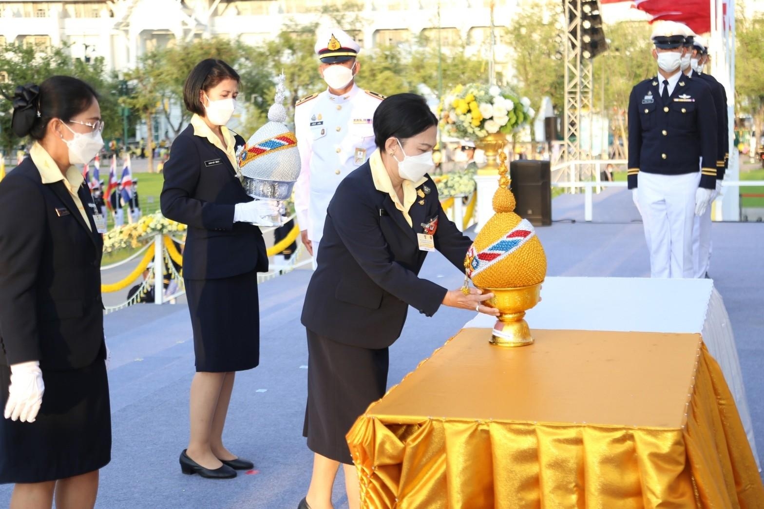 ๐๗๘ พิธีถวายเครื่องราชสักการะและวางพานพุ่ม และพิธีจุดเทียนถวายพระพรชัยมงคล เนื่องในโอกาสวันเฉลิมพระชนมพรรษาพระบาทสมเด็จพระเจ้าอยู่หัว ๗๐ พรรษา