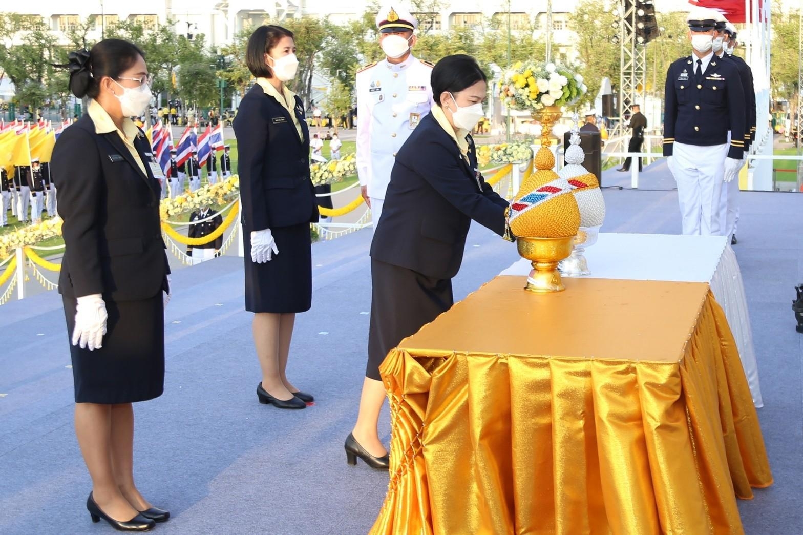 ๐๗๘ พิธีถวายเครื่องราชสักการะและวางพานพุ่ม และพิธีจุดเทียนถวายพระพรชัยมงคล เนื่องในโอกาสวันเฉลิมพระชนมพรรษาพระบาทสมเด็จพระเจ้าอยู่หัว ๗๐ พรรษา