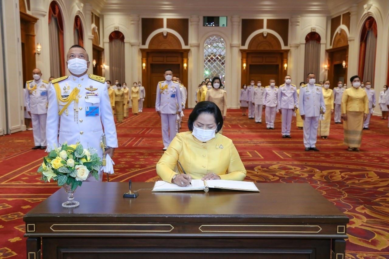 ๐๕๘ ปล.กห. และนายกสมาคมภริยาฯ พร้อมด้วยหัวหน้าหน่วยขึ้นตรงและภริยา ร่วมพิธีลงนามถวายพระพรชัยมงคล เนื่องในวันฉัตรมงคล