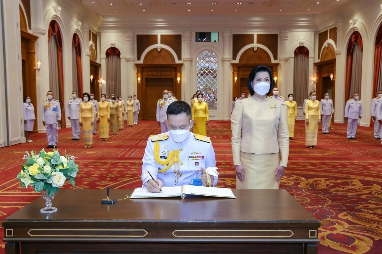 ๐๕๘ ปล.กห. และนายกสมาคมภริยาฯ พร้อมด้วยหัวหน้าหน่วยขึ้นตรงและภริยา ร่วมพิธีลงนามถวายพระพรชัยมงคล เนื่องในวันฉัตรมงคล