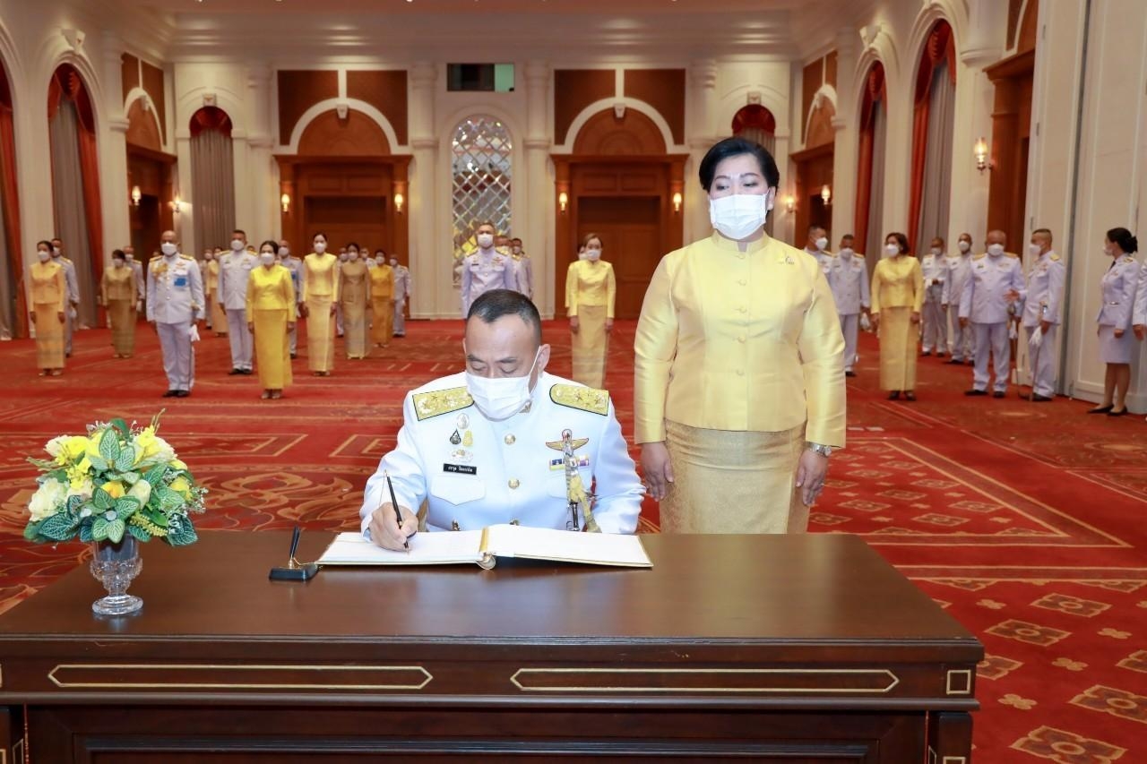 ๐๕๘ ปล.กห. และนายกสมาคมภริยาฯ พร้อมด้วยหัวหน้าหน่วยขึ้นตรงและภริยา ร่วมพิธีลงนามถวายพระพรชัยมงคล เนื่องในวันฉัตรมงคล