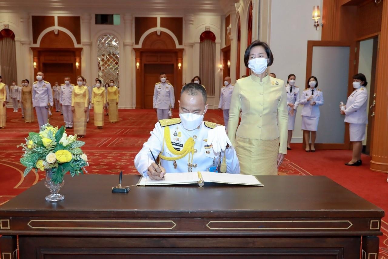 ๐๕๘ ปล.กห. และนายกสมาคมภริยาฯ พร้อมด้วยหัวหน้าหน่วยขึ้นตรงและภริยา ร่วมพิธีลงนามถวายพระพรชัยมงคล เนื่องในวันฉัตรมงคล