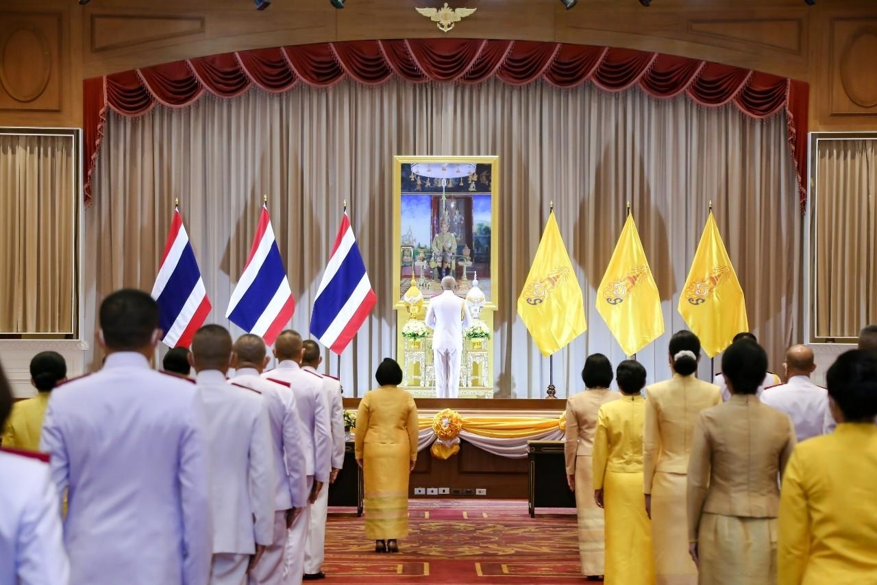 ๐๕๘ ปล.กห. และนายกสมาคมภริยาฯ พร้อมด้วยหัวหน้าหน่วยขึ้นตรงและภริยา ร่วมพิธีลงนามถวายพระพรชัยมงคล เนื่องในวันฉัตรมงคล