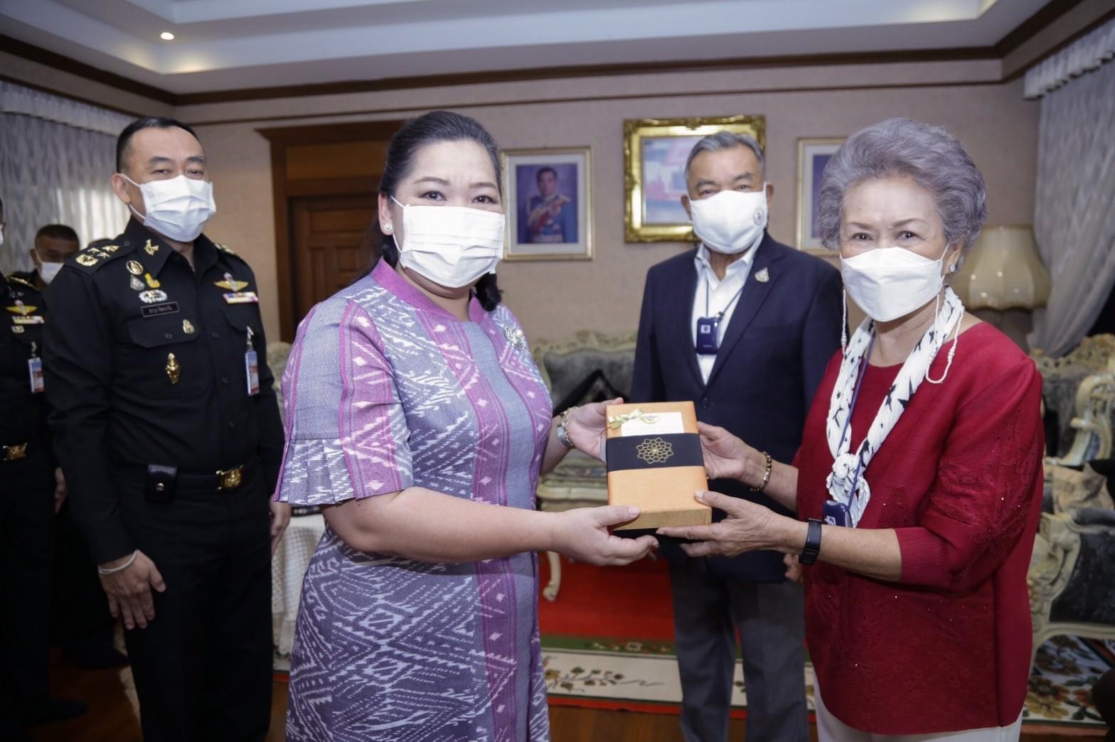 ๐๔๔ อุปนายก สคภ.สป. ร่วมคณะ พลเอก สราวุธ รัชตะนาวิน รองปลัดกระทรวงกลาโหม เข้าอำนวยพรและขอรับพรเนื่องในโอกาสวันขึ้นปีใหม่ จาก พล.อ.ธีรเดช มีเพียร และคุณหญิงกรกช มีเพียร (๖ ม.ค.๖๕)