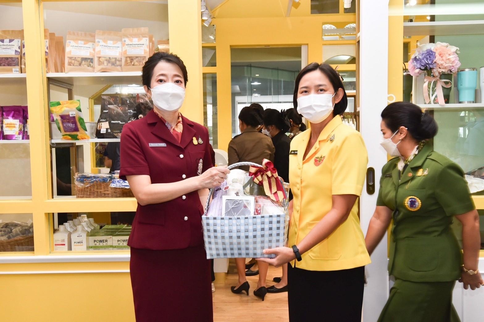 ๐๒๒ ร่วมพิธีเปิดร้านค้าสมาคมแม่บ้านตำรวจ “ร้านปันรักษ์”