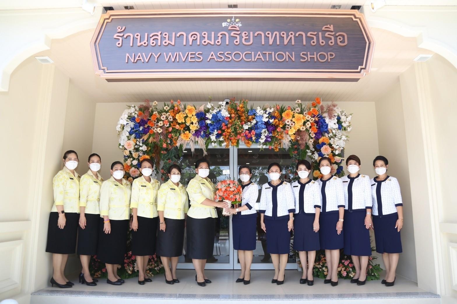 ๐๖๙ เยี่ยมชมร้านสมาคมภริยาทหารเรือ สาขาท่าช้าง
