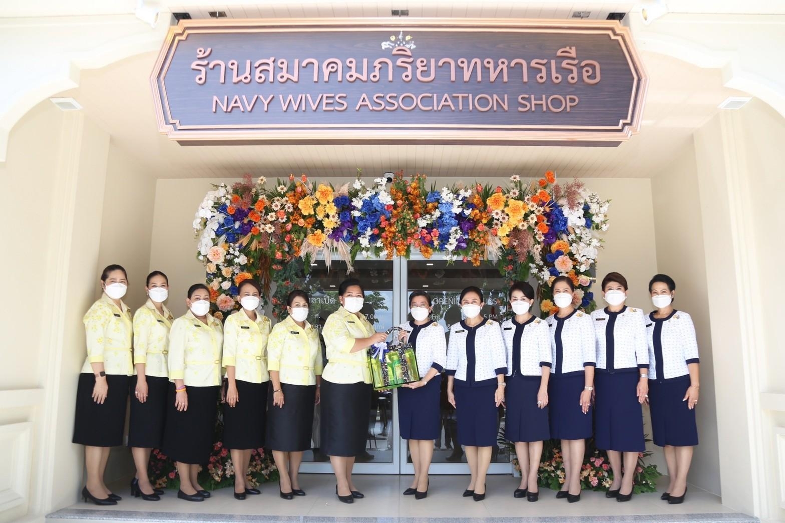 ๐๖๙ เยี่ยมชมร้านสมาคมภริยาทหารเรือ สาขาท่าช้าง
