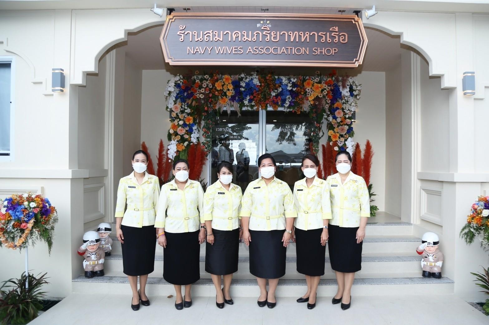 ๐๖๙ เยี่ยมชมร้านสมาคมภริยาทหารเรือ สาขาท่าช้าง