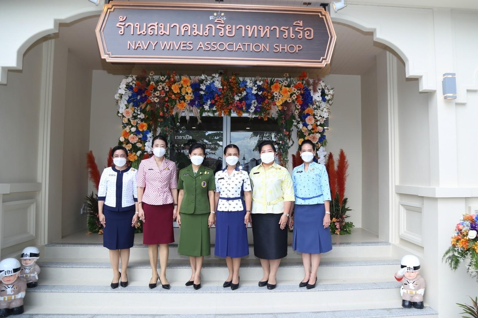 ๐๖๙ เยี่ยมชมร้านสมาคมภริยาทหารเรือ สาขาท่าช้าง