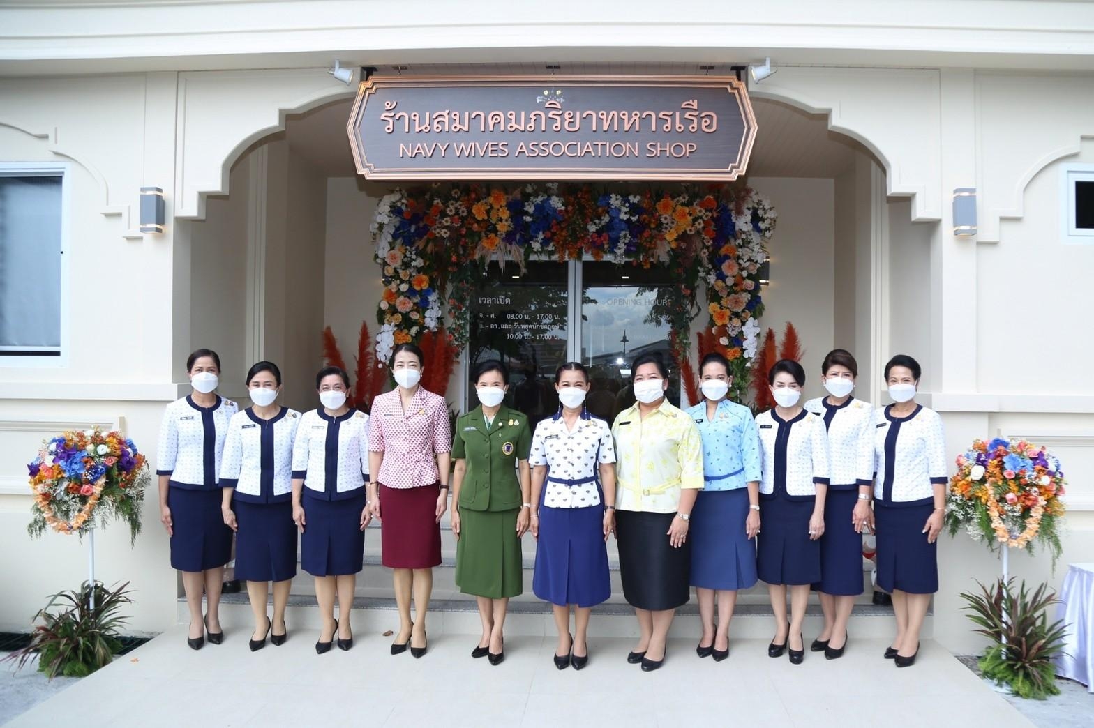 ๐๖๙ เยี่ยมชมร้านสมาคมภริยาทหารเรือ สาขาท่าช้าง