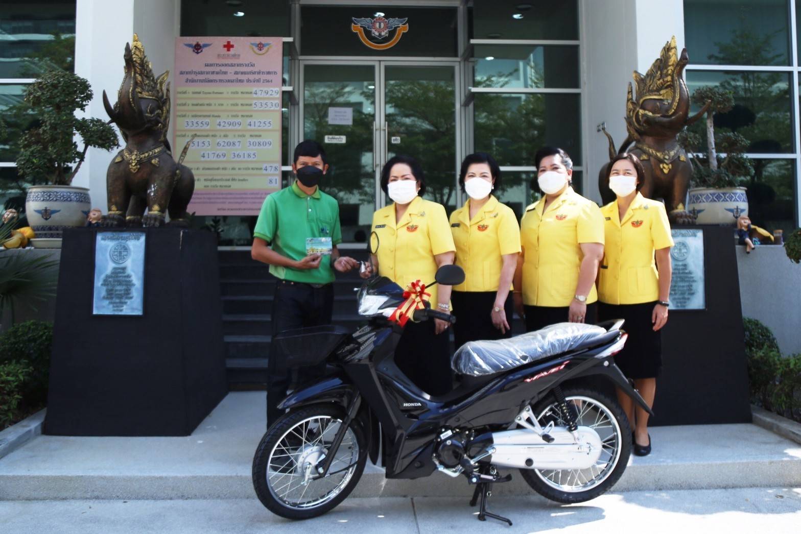 ๐๔๖ นายก สคภ.สป. ส่งมอบรางวัลให้กับผู้โชคดีที่ได้รับรางวัลสลากบำรุงสภากาชาดไทยของสมาคมฯ