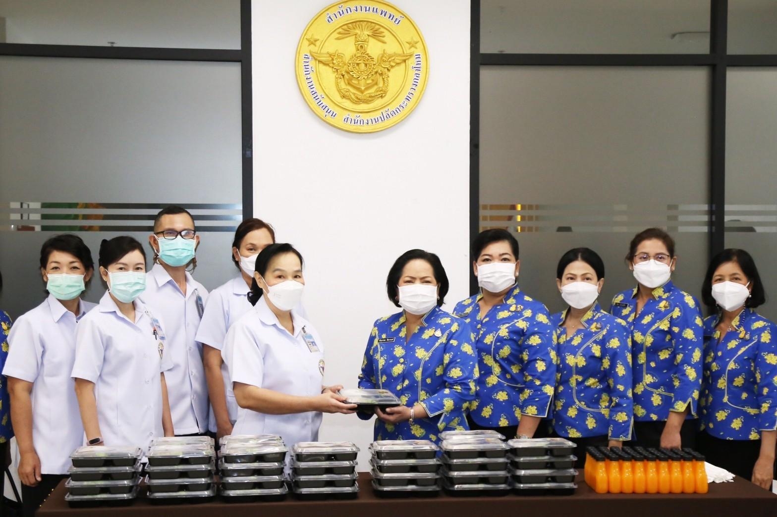 ๐๓๗ นายก สคภ.สป. พร้อมด้วยคณะกรรมการสมาคมฯ มอบการ์ดอวยพรปีใหม่ให้บุคลากรทางการแพทย์