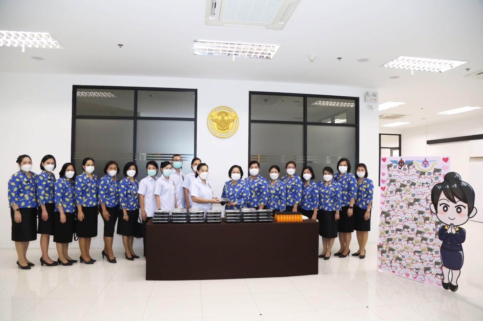 ๐๓๗ นายก สคภ.สป. พร้อมด้วยคณะกรรมการสมาคมฯ มอบการ์ดอวยพรปีใหม่ให้บุคลากรทางการแพทย์
