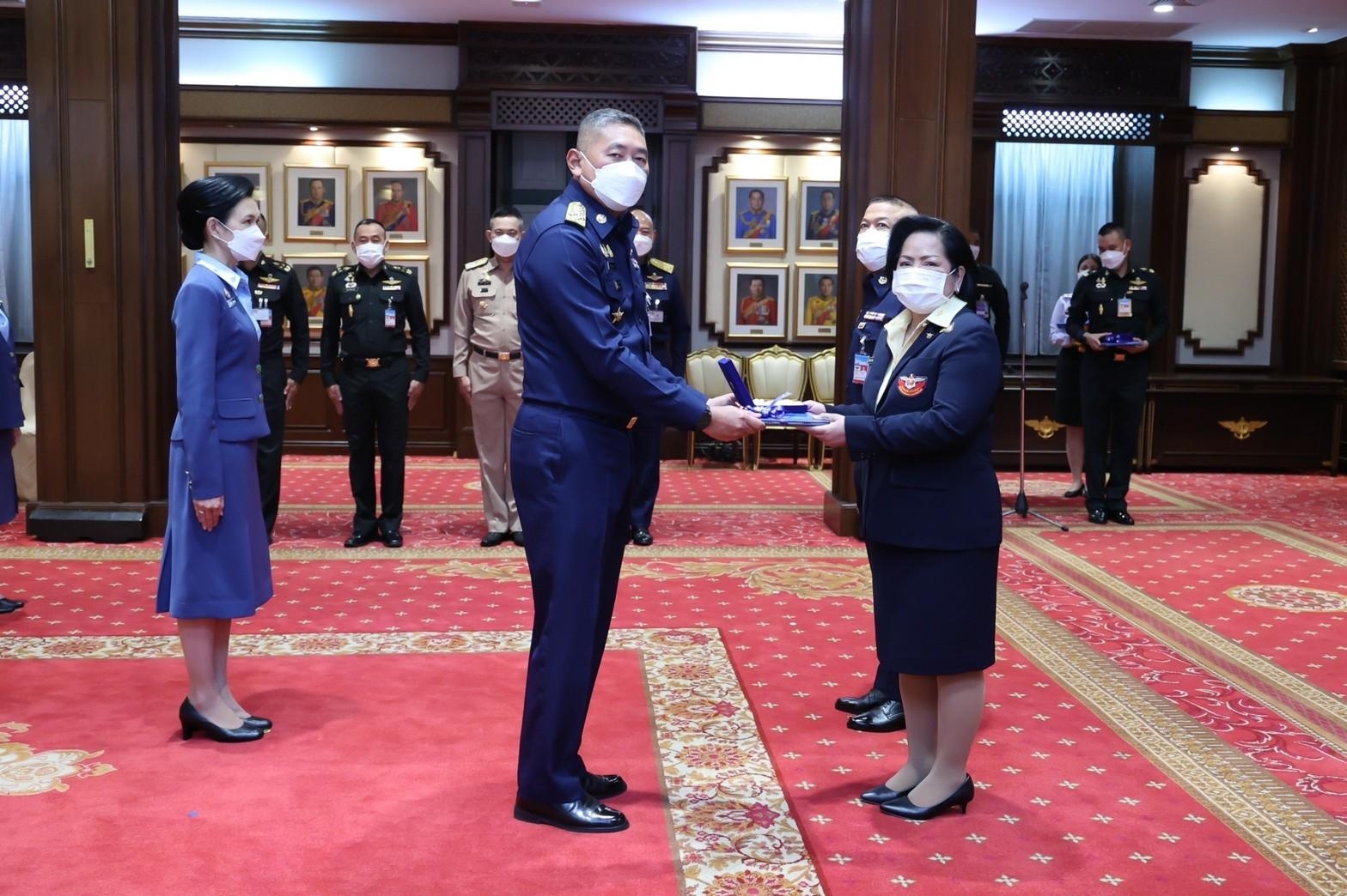 ๐๘๖ ปลัดกระทรวงกลาโหม และ นายก สคภ.สป. รับมอบเครื่องหมายความสามารถในการบินชั้นกิตติมศักดิ์