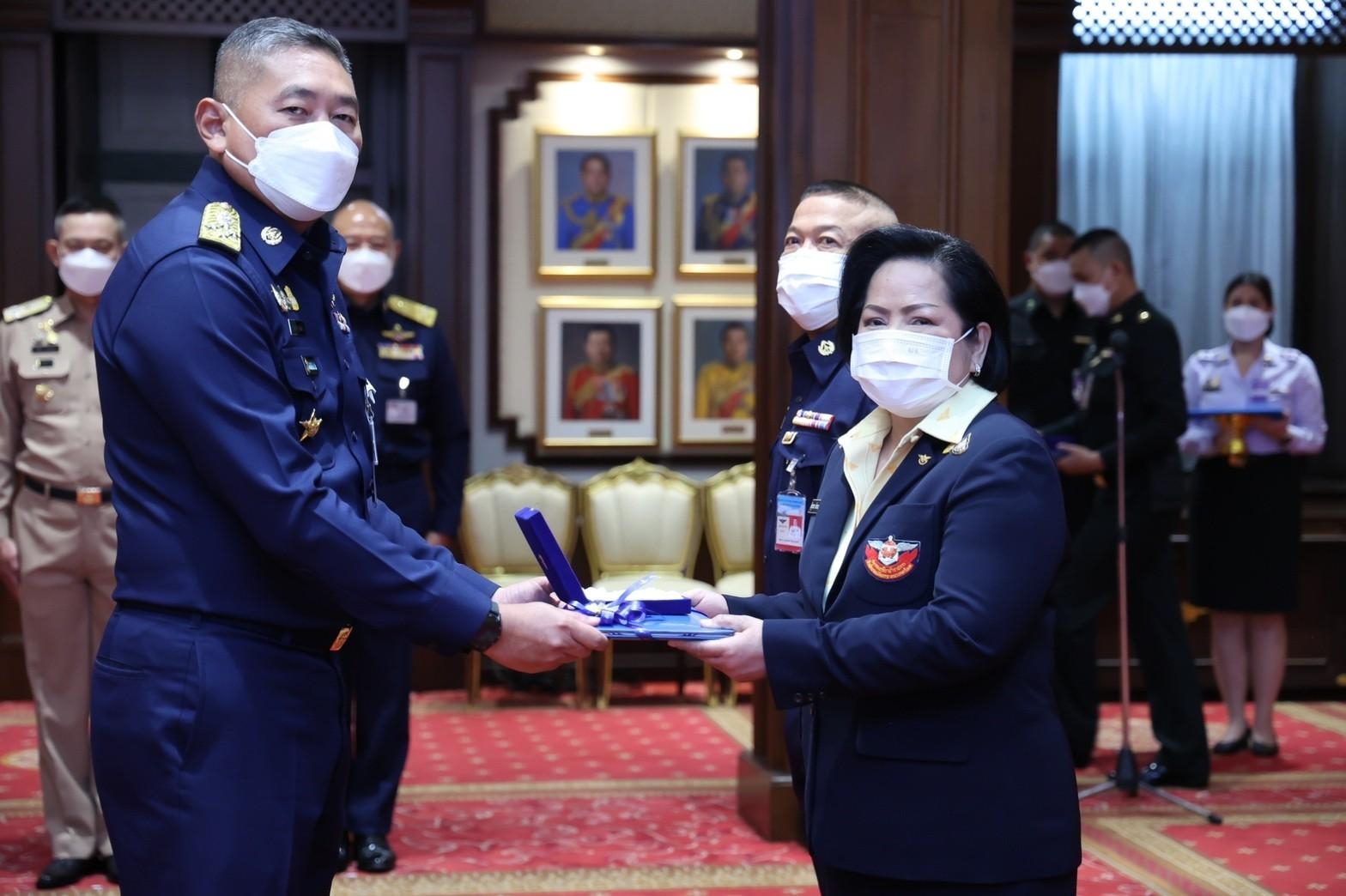 ๐๘๖ ปลัดกระทรวงกลาโหม และ นายก สคภ.สป. รับมอบเครื่องหมายความสามารถในการบินชั้นกิตติมศักดิ์