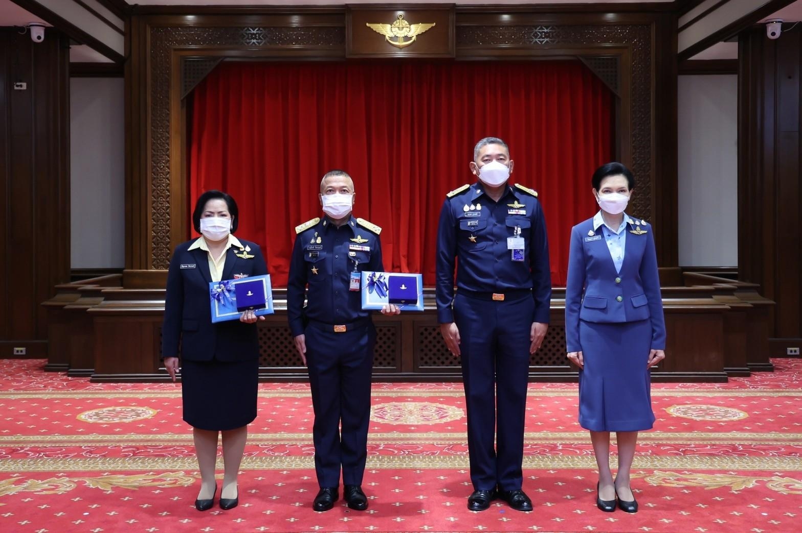 ๐๘๖ ปลัดกระทรวงกลาโหม และ นายก สคภ.สป. รับมอบเครื่องหมายความสามารถในการบินชั้นกิตติมศักดิ์