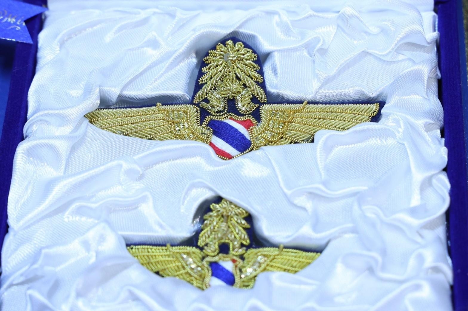 ๐๘๖ ปลัดกระทรวงกลาโหม และ นายก สคภ.สป. รับมอบเครื่องหมายความสามารถในการบินชั้นกิตติมศักดิ์