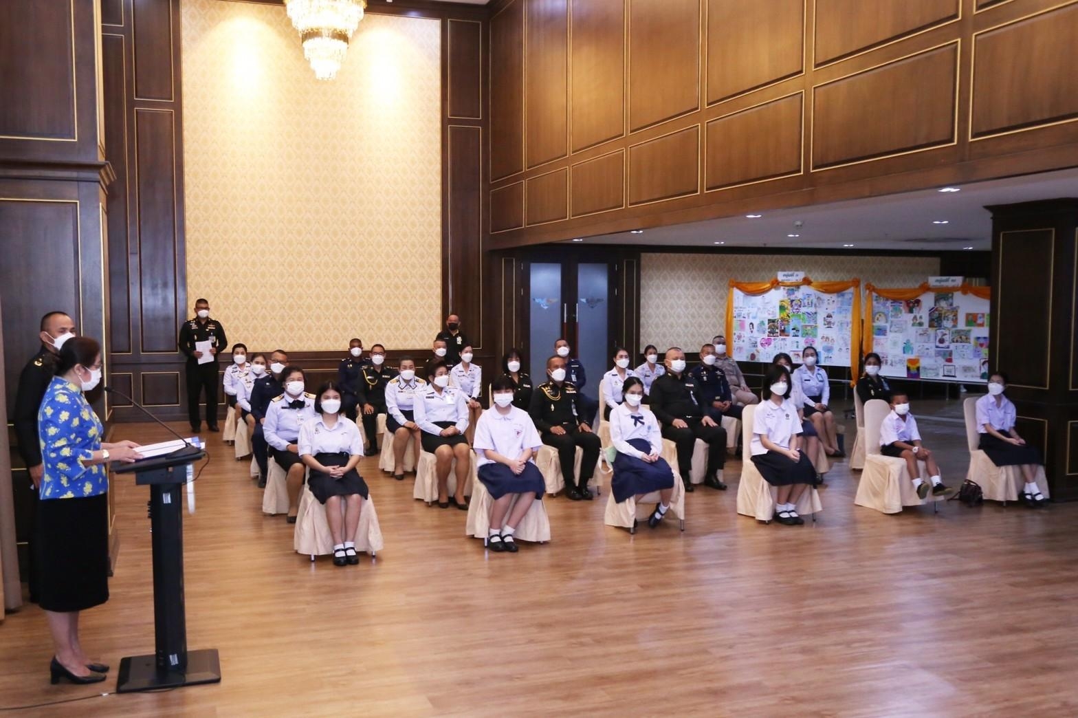 ๐๓๑ นายก สคภ.สป. พร้อมด้วยคณะกรรมการสมาคมฯ มอบรางวัลกิจกรรมโครงการประกวดภาพวาดระบายสี ภายใต้หัวข้อ “ส่งความสุขปีใหม่ ให้บุคลากรด่านหน้า”